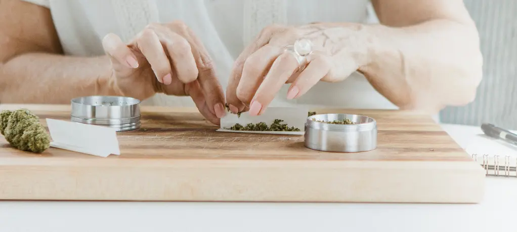 Best Accessories for Weed and Cannabis: Must-Have Gear for Modern Smokers Cannabis rolling premium accessories